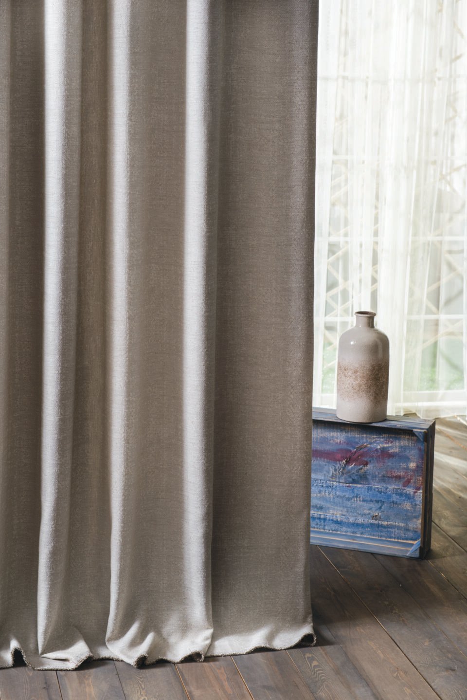 ALESSANO, sade ama etkili bir şıklık arayanlar için tasarlanmış, modern ve zarif bir perde modelidir. Parlak dokulu yüzeyi, yaşam alanlarına sofistike bir hava katarken, minimal çizgisi sayesinde farklı dekorasyon stilleriyle mükemmel uyum sağlar.