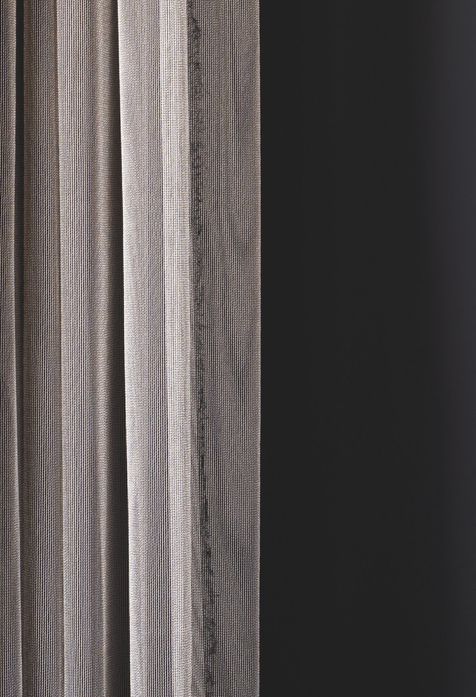 ALIANZA, zarif dokusu ve modern görünümüyle yaşam alanlarına hafiflik ve şıklık katar. İnce dokulu yapısı, mekâna ferah bir his verirken aynı zamanda estetik bir fon oluşturur. Minimal tasarımı sayesinde hem modern hem de klasik dekorasyon stilleriyle uyum sağlar.