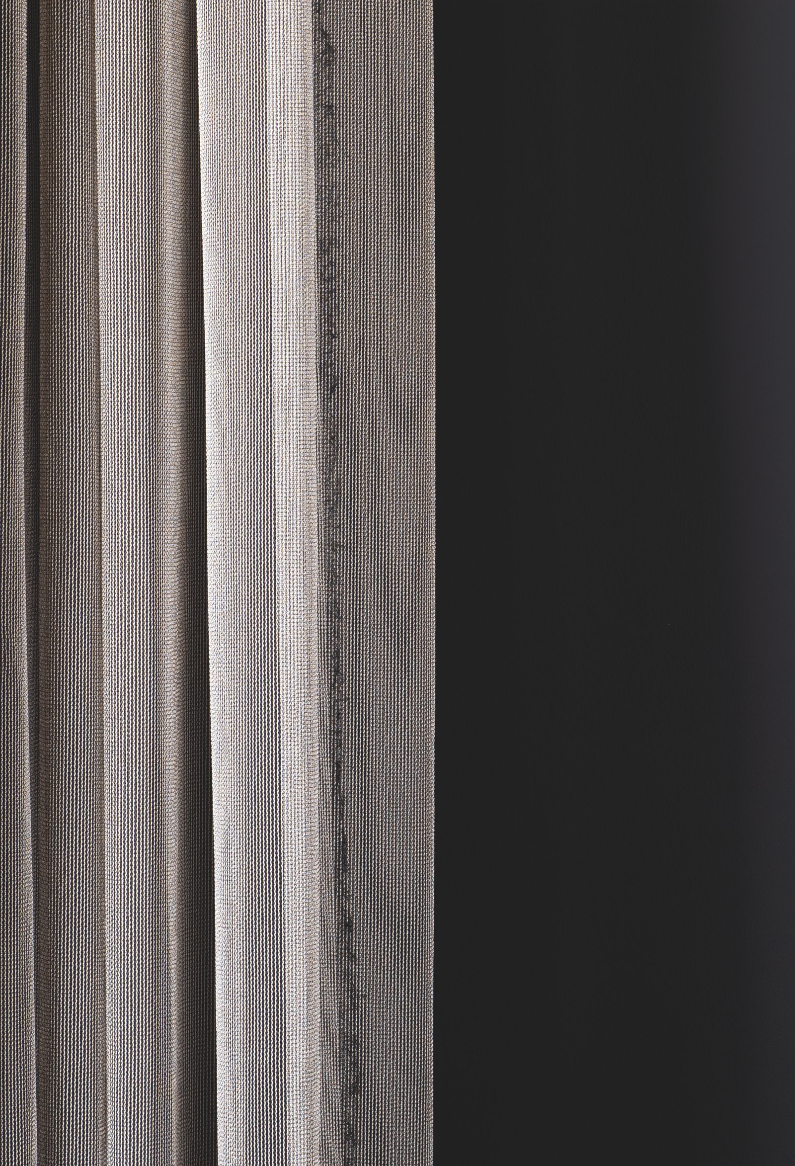 ALIANZA, zarif dokusu ve modern görünümüyle yaşam alanlarına hafiflik ve şıklık katar. İnce dokulu yapısı, mekâna ferah bir his verirken aynı zamanda estetik bir fon oluşturur. Minimal tasarımı sayesinde hem modern hem de klasik dekorasyon stilleriyle uyum sağlar.