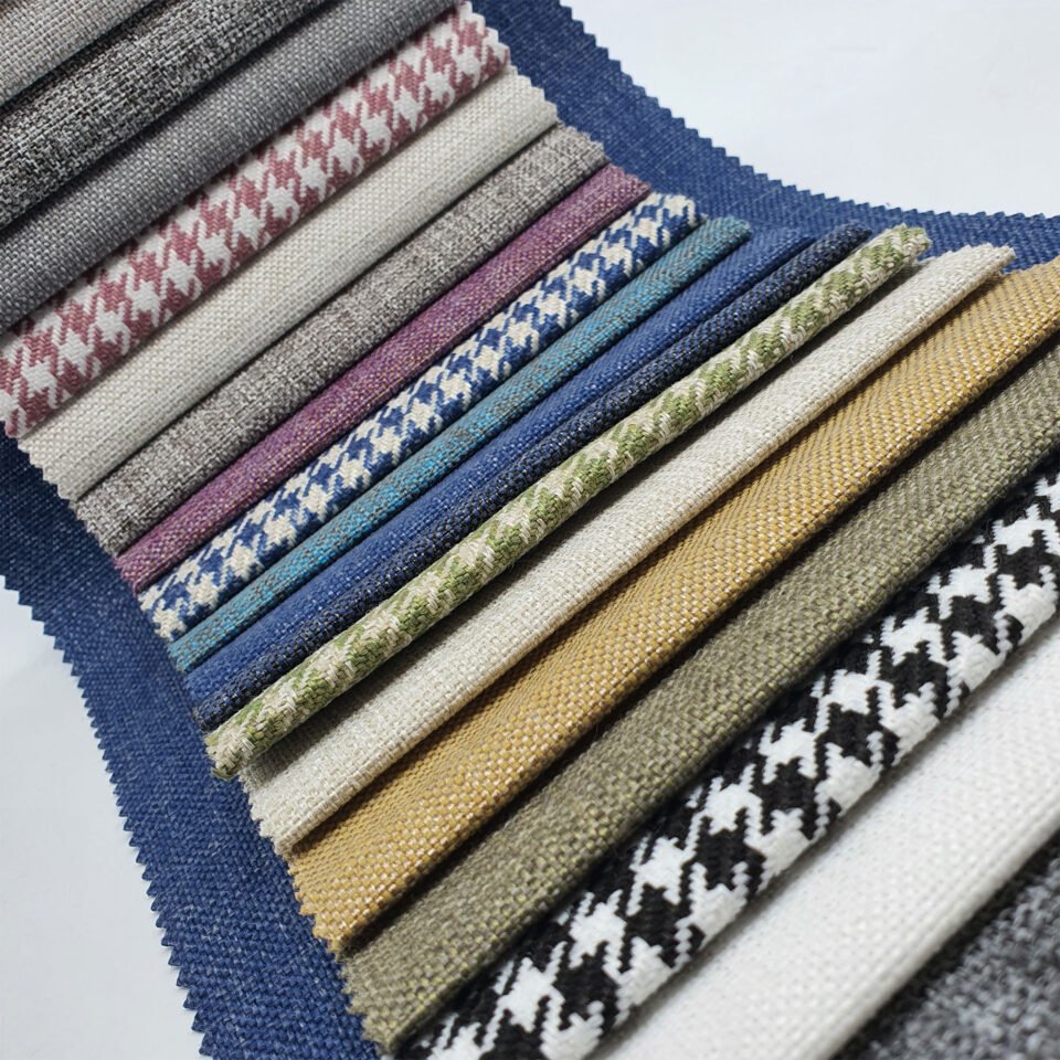 Aliza, geniş renk paleti ve zamansız desenleriyle hem modern hem klasik yaşam alanlarına şıklık ve fonksiyonellik katan döşemelik kumaş koleksiyonudur.