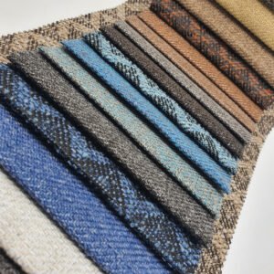 Aria, doğal dokusu ve geniş renk seçenekleriyle hem modern hem klasik dekorasyonlara sıcaklık, zarafet ve dayanıklılık kazandıran döşemelik kumaştır.