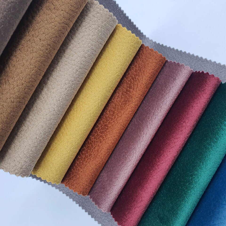 Asel, kadifemsi dokusu ve geniş renk paletiyle yaşam alanlarına sofistike bir şıklık, sıcaklık ve konfor kazandıran dayanıklı döşemelik kumaştır.