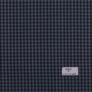 Berlin, klasik kazayağı desenlerinden modern düz tonlara uzanan geniş renk skalasıyla mekânlara zamansız bir zarafet katan döşemelik kumaştır.