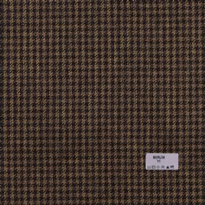 Berlin, klasik kazayağı desenlerinden modern düz tonlara uzanan geniş renk skalasıyla mekânlara zamansız bir zarafet katan döşemelik kumaştır.