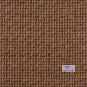 Berlin, klasik kazayağı desenlerinden modern düz tonlara uzanan geniş renk skalasıyla mekânlara zamansız bir zarafet katan döşemelik kumaştır.