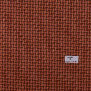 Berlin, klasik kazayağı desenlerinden modern düz tonlara uzanan geniş renk skalasıyla mekânlara zamansız bir zarafet katan döşemelik kumaştır.