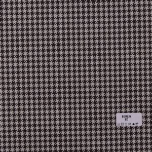 Berlin, klasik kazayağı desenlerinden modern düz tonlara uzanan geniş renk skalasıyla mekânlara zamansız bir zarafet katan döşemelik kumaştır.