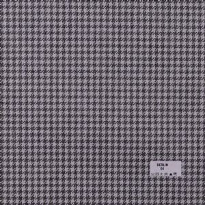 Berlin, klasik kazayağı desenlerinden modern düz tonlara uzanan geniş renk skalasıyla mekânlara zamansız bir zarafet katan döşemelik kumaştır.