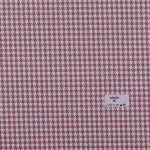 Berlin, klasik kazayağı desenlerinden modern düz tonlara uzanan geniş renk skalasıyla mekânlara zamansız bir zarafet katan döşemelik kumaştır.