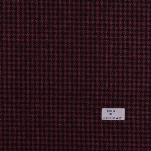 Berlin, klasik kazayağı desenlerinden modern düz tonlara uzanan geniş renk skalasıyla mekânlara zamansız bir zarafet katan döşemelik kumaştır.