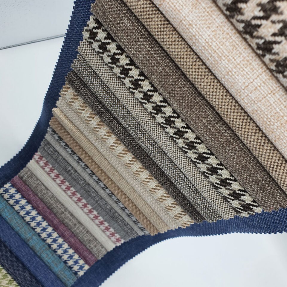 Berlin, klasik kazayağı desenlerinden modern düz tonlara uzanan geniş renk skalasıyla mekânlara zamansız bir zarafet katan döşemelik kumaştır.