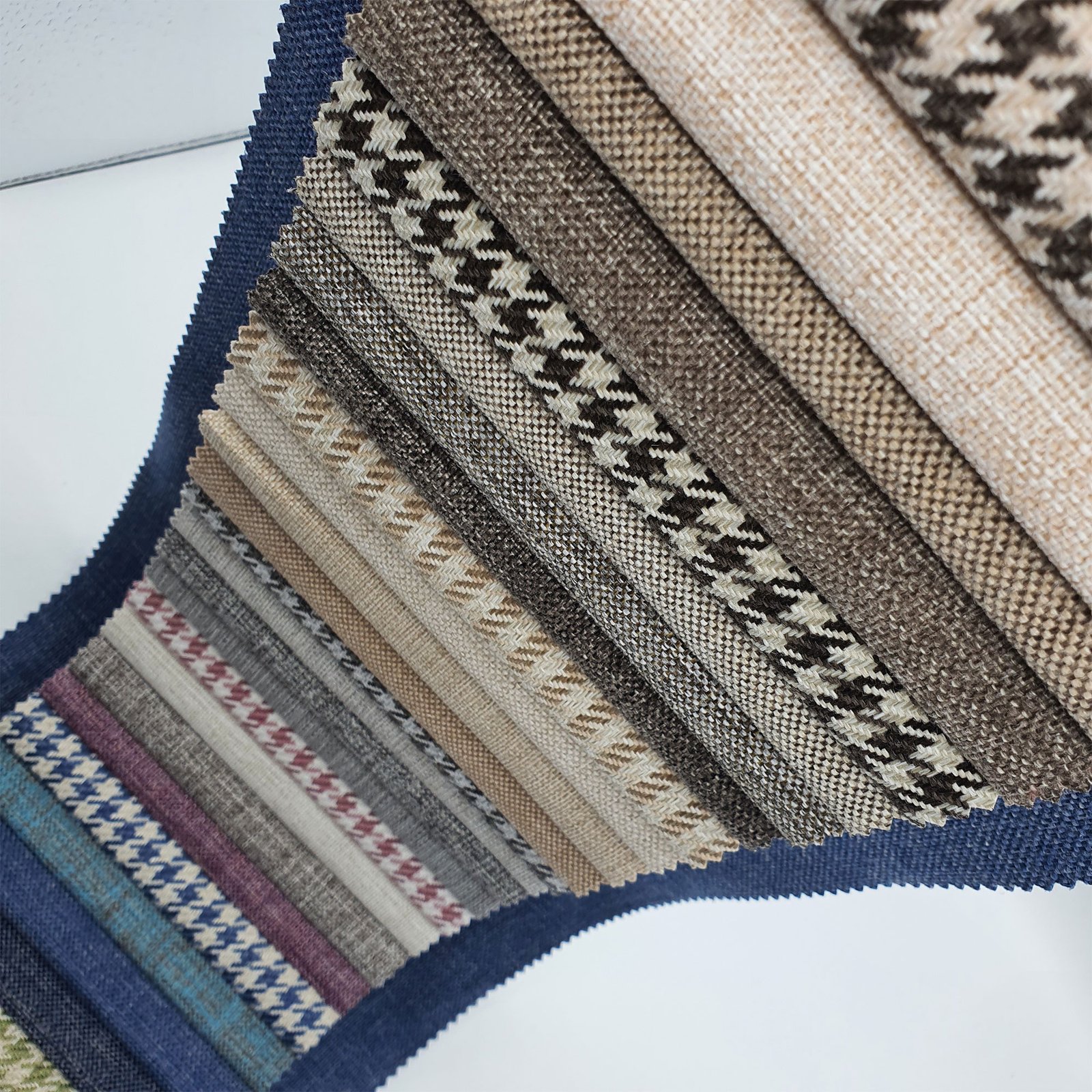 Berlin, klasik kazayağı desenlerinden modern düz tonlara uzanan geniş renk skalasıyla mekânlara zamansız bir zarafet katan döşemelik kumaştır.