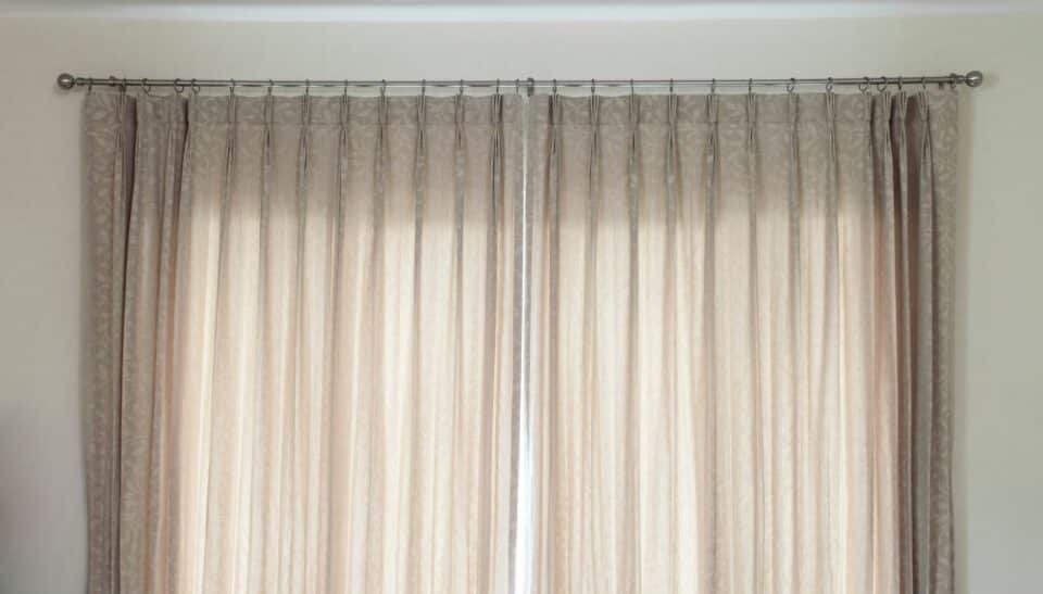 Perdeler, yaşam alanlarımızın estetik tamamlayıcıları olmanın ötesinde, ışık kontrolü, mahremiyet ve ısı yalıtımı gibi önemli işlevler de üstlenir. Ancak, ne kadar kaliteli olursa olsun, doğru bakım yapılmadığında perdeler kısa sürede yıpranır, renkleri solar ve formunu kaybeder. Özellikle perde bakımı, hem kumaşın ömrünü uzatmak hem de mekânın daima temiz ve şık görünmesini sağlamak için dikkatle yapılmalıdır. İşte perde bakımında sıkça yapılan 7 hata ve bunlardan kaçınmanın yolları… 1. Yıkama Talimatlarını Göz Ardı Etmek Her perdenin kumaş türüne göre özel bakım talimatları vardır. Örneğin, keten ya da ipek perdeler elde yıkanmalı veya kuru temizleme yapılmalıdır. Makinede yıkamaya uygun olmayan perdeleri çamaşır makinesine atmak, kumaşın çekmesine, formunun bozulmasına veya renklerinin solmasına neden olabilir. Çözüm: Satın alırken kumaş etiketindeki bakım talimatlarını mutlaka okuyun ve uygulayın. 2. Perdeleri Çok Sık veya Çok Seyrek Yıkamak Perdeleri çok sık yıkamak, kumaşın lif yapısını yıpratır. Çok seyrek yıkamak ise toz ve kir birikmesine, kumaşın renginin matlaşmasına yol açar. Çözüm: Evdeki toz yoğunluğuna ve kullanım alanına göre perde bakımı sıklığını belirleyin. Genellikle yılda 1-2 kez yıkamak idealdir. 3. Doğrudan Güneş Altında Kurutmak Islak perdeleri direkt güneş ışığında kurutmak, kumaşın rengini soldurur. Özellikle koyu tonlu perdelerde bu solma daha belirgin olur. Çözüm: Perdelerinizi gölge ve havadar bir ortamda, mümkünse düz bir şekilde kurutun. 4. Yanlış Temizlik Malzemeleri Kullanmak Ağartıcılar veya yüksek kimyasal içerikli deterjanlar, perde kumaşına ciddi zarar verebilir. Özellikle renkli ve desenli perdelerde desenin silikleşmesine neden olur. Çözüm: Yumuşak ve nötr içerikli deterjanlar kullanın. Hassas kumaşlar için sıvı deterjanlar tercih edin. 5. Ütüleme Sırasında Fazla Isı Kullanmak Yüksek ısı, sentetik liflerin erimesine veya kumaşın şeklini kaybetmesine yol açabilir. Çözüm: Kumaş türüne göre düşük ısıda ütü yapın. Tüller için buharlı ütü veya sadece buhar fonksiyonu idealdir. 6. Toz ve Kir Temizliğini Ertelemek Perdeler tozu ve havadaki partikülleri kolayca hapseder. Düzenli temizlik yapılmazsa bu birikintiler hem kumaşa hem de sağlığınıza zarar verir. Çözüm: Perde bakımı için haftada bir kez elektrik süpürgesinin düşük ayarını kullanarak tozunu alın. 7. Montaj ve Demontajda Dikkatsiz Davranmak Perdeleri sökerken veya takarken aceleci davranmak, kancaların, ray sistemlerinin veya kumaşın zarar görmesine neden olabilir. Çözüm: Montaj ve demontaj sırasında sabırlı ve dikkatli olun. Özellikle motorlu perde sistemlerinde profesyonel destek alın. Eren Plus’tan İpucu Kaliteli bir perde, doğru bakım ile yıllarca ilk günkü görünümünü korur. Perde bakımı sadece temizlik değil, aynı zamanda kumaşın ve mekanizmanın ömrünü uzatan bir yatırımdır. Ölçüye özel tasarlanan perdelerinizin uzun süre şıklığını koruması için, bakım sürecini kumaşın özelliklerine uygun şekilde planlayın.