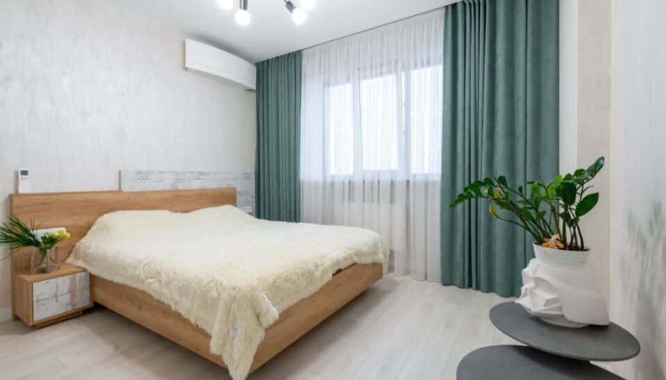 Ev tekstili, yaşam alanlarının hem estetiğini hem de konforunu belirleyen en önemli unsurlardan biridir. Ancak doğru ürün seçimi yapabilmek için yalnızca tasarıma değil, mevsim koşullarına da dikkat etmek gerekir. Mevsim değişimleri, ev tekstilinde kullanılacak kumaş türünden renklere, dokulardan katmanlama tekniklerine kadar pek çok detayı etkiler. Mevsime göre ev tekstili seçimi, yaşam alanlarında yıl boyunca konfor ve şıklığı bir arada sunmanın anahtarıdır.