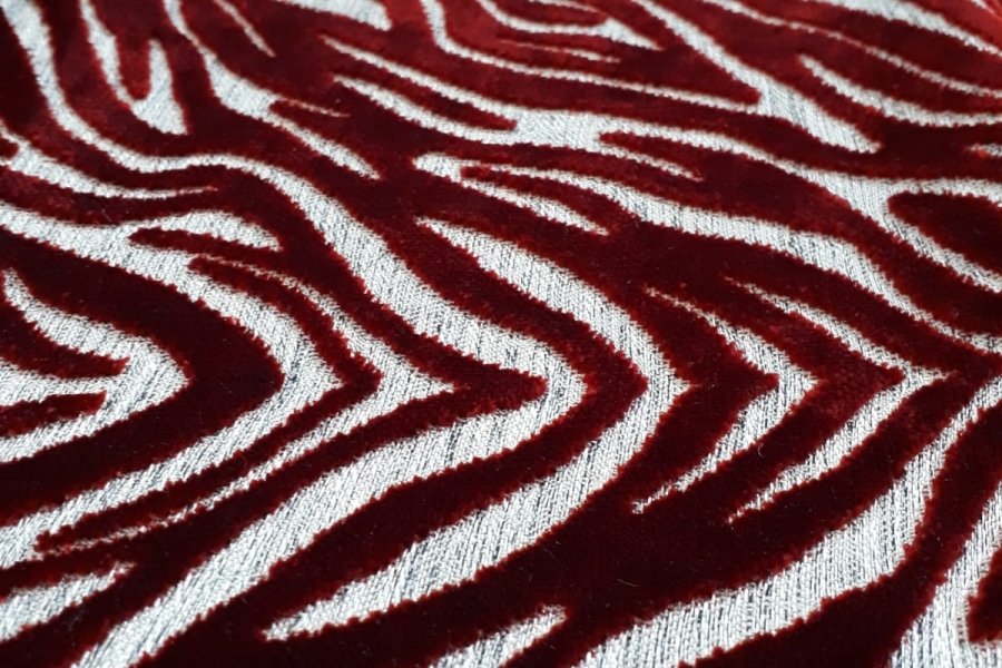 York, geometrik ve hayvan desenlerinin modern yorumu ile mobilyalara cesur bir kimlik ve uzun ömürlü şıklık kazandırır.