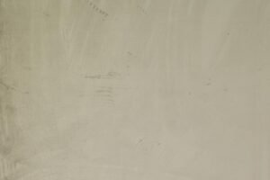 Berra, sade dokusu ve zarif tonlarıyla yaşam alanlarına huzur ve zamansız bir şıklık kazandıran yüksek kaliteli döşemelik kumaştır.