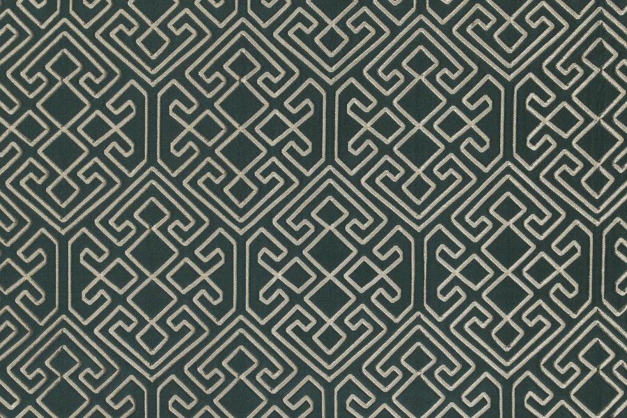 Crystal, modern geometrik desenleriyle yaşam alanlarına güçlü bir karakter ve sofistike bir dokunuş kazandıran döşemelik kumaştır.