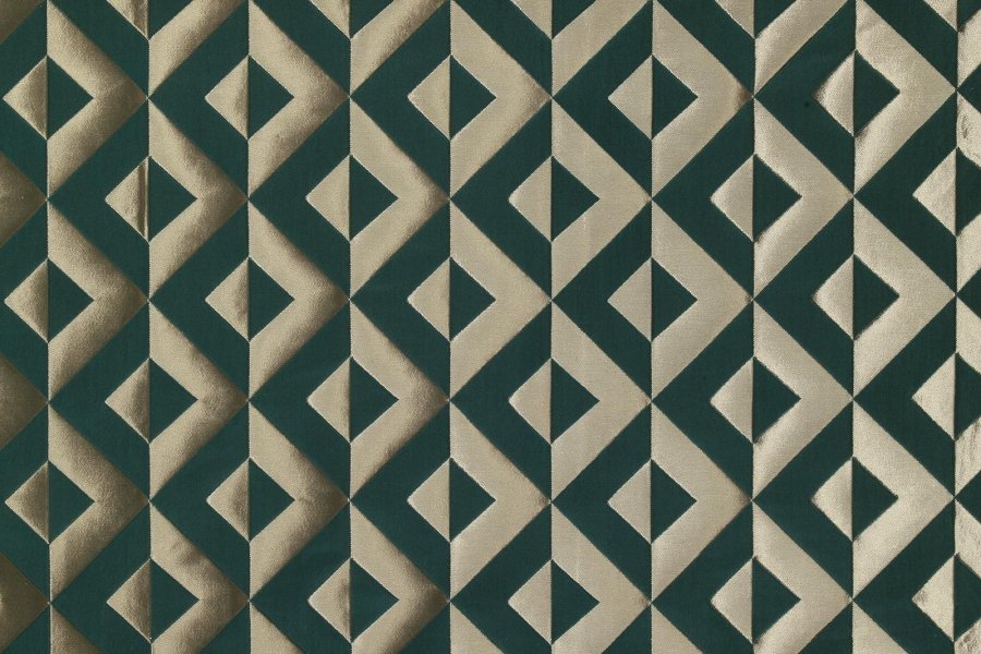 Crystal, modern geometrik desenleriyle yaşam alanlarına güçlü bir karakter ve sofistike bir dokunuş kazandıran döşemelik kumaştır.