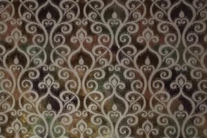 GAUDI, Evipek koleksiyonunun öne çıkan döşemelik kumaşlarından biridir. Sanatsal desenleri ve zarif dokusu sayesinde mobilyalarda sofistike bir atmosfer yaratır. Kadife dokusu ve güçlü renk geçişleri, yaşam alanlarına derinlik ve ayrıcalıklı bir kimlik kazandırır.