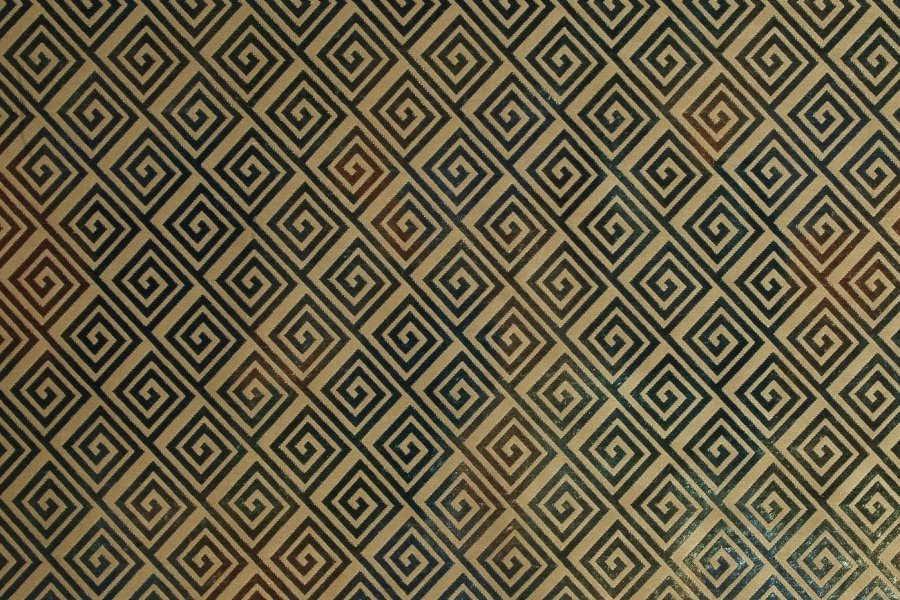 GAUDI, Evipek koleksiyonunun öne çıkan döşemelik kumaşlarından biridir. Sanatsal desenleri ve zarif dokusu sayesinde mobilyalarda sofistike bir atmosfer yaratır. Kadife dokusu ve güçlü renk geçişleri, yaşam alanlarına derinlik ve ayrıcalıklı bir kimlik kazandırır.