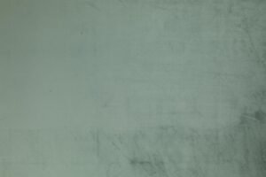 Merit — это обивочная ткань, которая привносит элегантную простоту и неподвластную времени элегантность в жилые помещения благодаря своей простой текстуре и современным узорам.