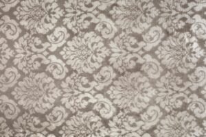 Seta, kadife dokusu ve zengin renk tonlarıyla yaşam alanlarına sofistike bir şıklık ve uzun ömürlü kullanım kazandıran döşemelik kumaştır.