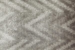 Seta, kadife dokusu ve zengin renk tonlarıyla yaşam alanlarına sofistike bir şıklık ve uzun ömürlü kullanım kazandıran döşemelik kumaştır.