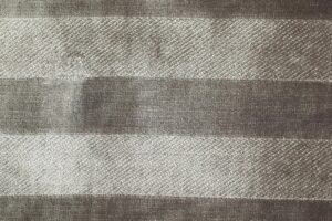 Seta, kadife dokusu ve zengin renk tonlarıyla yaşam alanlarına sofistike bir şıklık ve uzun ömürlü kullanım kazandıran döşemelik kumaştır.