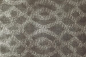 Seta, kadife dokusu ve zengin renk tonlarıyla yaşam alanlarına sofistike bir şıklık ve uzun ömürlü kullanım kazandıran döşemelik kumaştır.