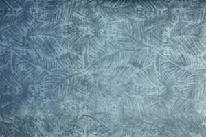 Seta, kadife dokusu ve zengin renk tonlarıyla yaşam alanlarına sofistike bir şıklık ve uzun ömürlü kullanım kazandıran döşemelik kumaştır.