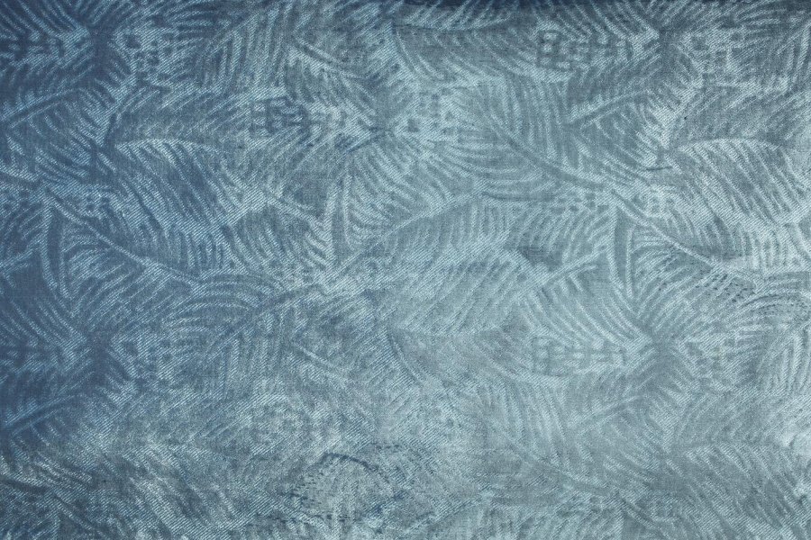 Seta, kadife dokusu ve zengin renk tonlarıyla yaşam alanlarına sofistike bir şıklık ve uzun ömürlü kullanım kazandıran döşemelik kumaştır.