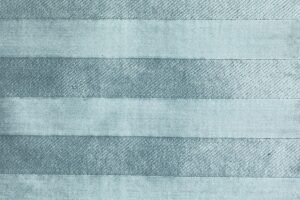 Seta, kadife dokusu ve zengin renk tonlarıyla yaşam alanlarına sofistike bir şıklık ve uzun ömürlü kullanım kazandıran döşemelik kumaştır.