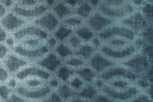 Seta, kadife dokusu ve zengin renk tonlarıyla yaşam alanlarına sofistike bir şıklık ve uzun ömürlü kullanım kazandıran döşemelik kumaştır.