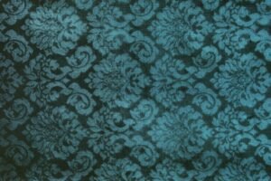 Seta, kadife dokusu ve zengin renk tonlarıyla yaşam alanlarına sofistike bir şıklık ve uzun ömürlü kullanım kazandıran döşemelik kumaştır.