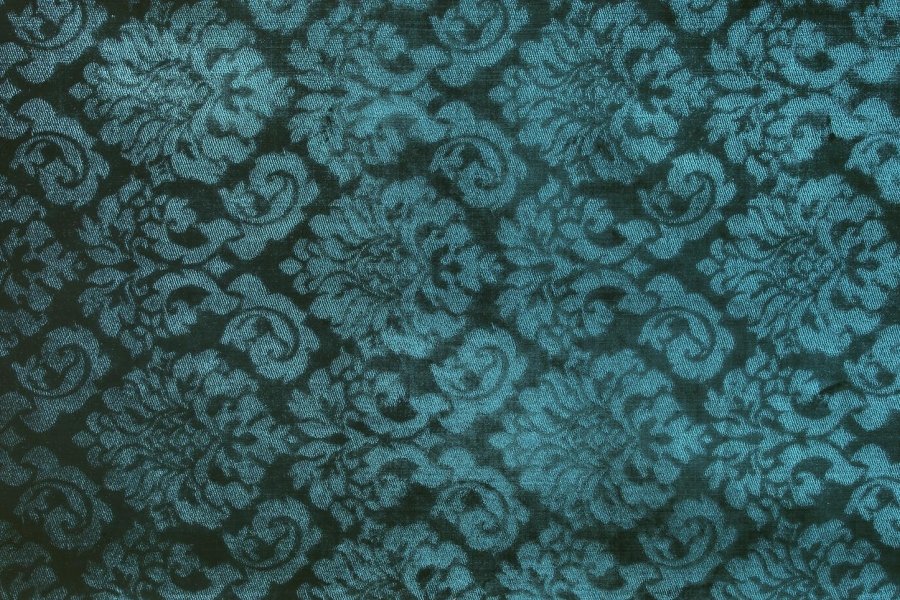 Seta, kadife dokusu ve zengin renk tonlarıyla yaşam alanlarına sofistike bir şıklık ve uzun ömürlü kullanım kazandıran döşemelik kumaştır.