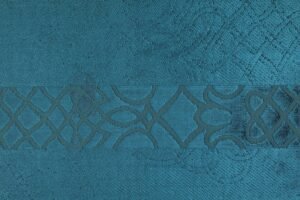 Seta, kadife dokusu ve zengin renk tonlarıyla yaşam alanlarına sofistike bir şıklık ve uzun ömürlü kullanım kazandıran döşemelik kumaştır.