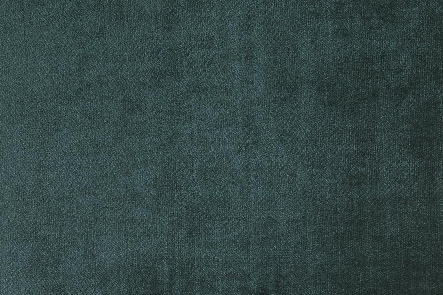 Crystal, modern geometrik desenleriyle yaşam alanlarına güçlü bir karakter ve sofistike bir dokunuş kazandıran döşemelik kumaştır.