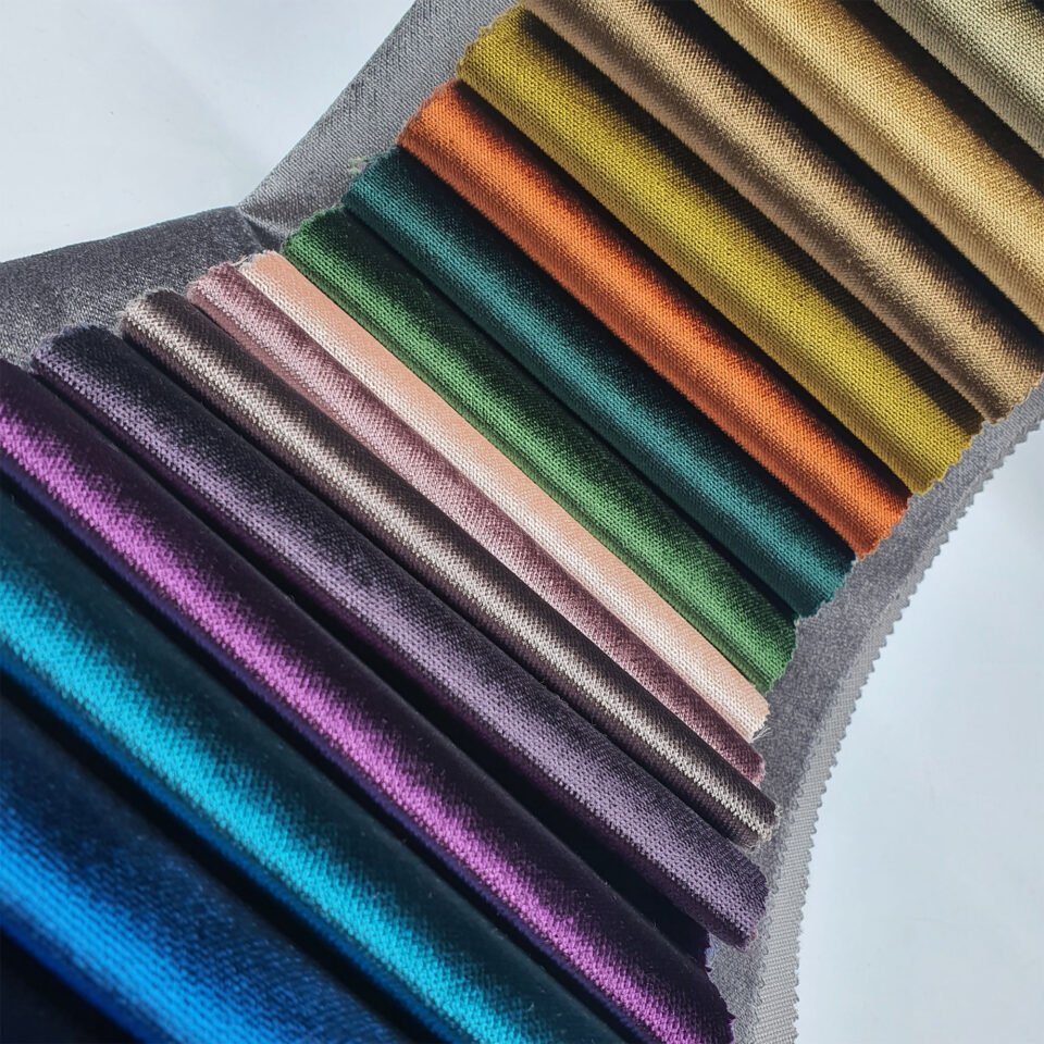 Santana, yumuşak kadife dokusu ve geniş renk paletiyle yaşam alanlarına sofistike bir şıklık ve uzun ömürlü kullanım sunan döşemelik kumaştır.