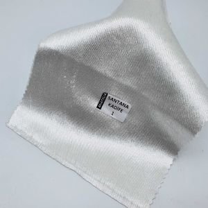 Santana, yumuşak kadife dokusu ve geniş renk paletiyle yaşam alanlarına sofistike bir şıklık ve uzun ömürlü kullanım sunan döşemelik kumaştır.