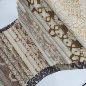 Saraylı, klasik motifleri ve ihtişamlı dokusuyla yaşam alanlarına zarafet ve lüks bir atmosfer kazandıran döşemelik kumaştır.