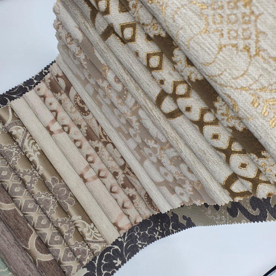 Saraylı, klasik motifleri ve ihtişamlı dokusuyla yaşam alanlarına zarafet ve lüks bir atmosfer kazandıran döşemelik kumaştır.