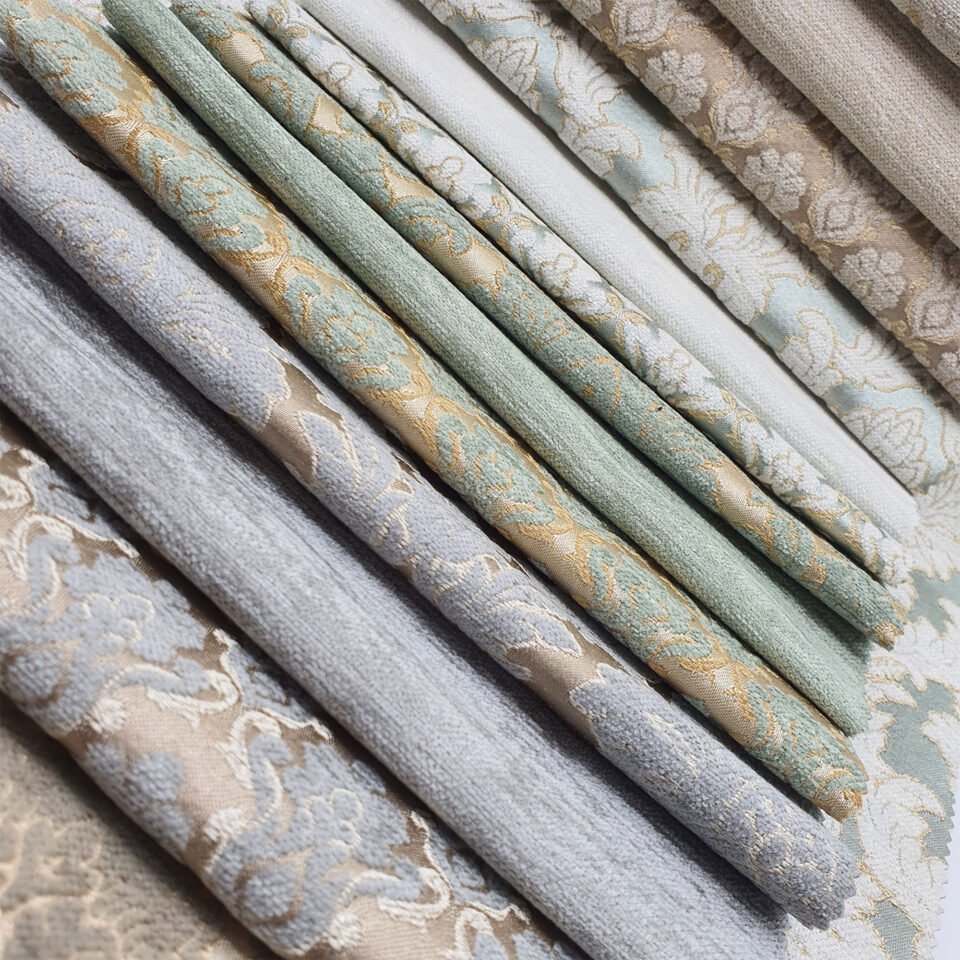 Sultan, pastel tonları ve zarif klasik desenleriyle yaşam alanlarına sofistike bir şıklık ve huzurlu bir atmosfer kazandıran döşemelik kumaştır.