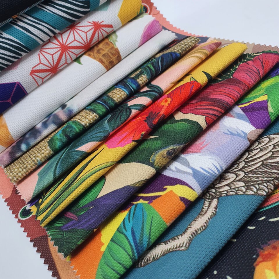 Tropikal, canlı renkleri ve egzotik desenleriyle yaşam alanlarınıza enerji, modern bir duruş ve özgün bir estetik katan döşemelik kumaş koleksiyonudur.