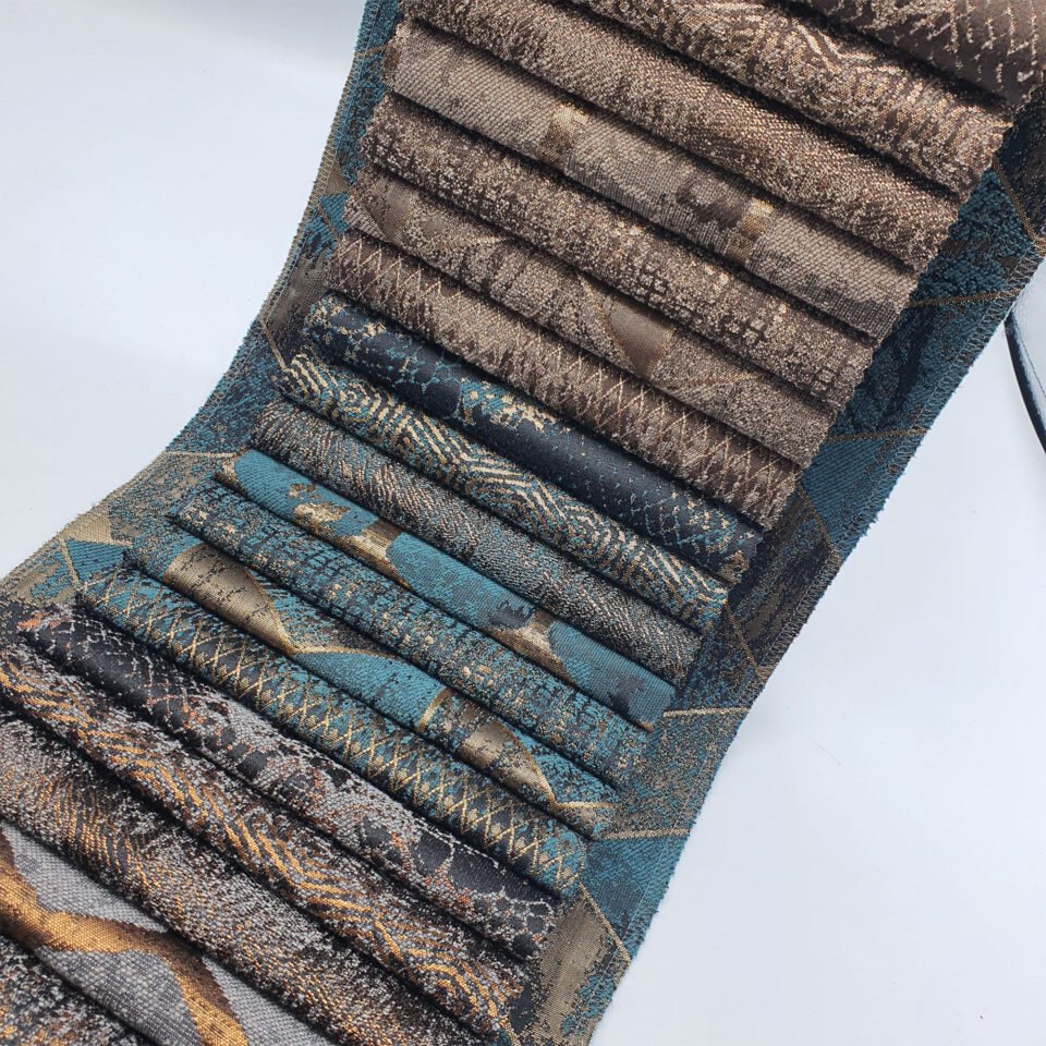 Yakamoz, metalik efektleri ve sofistike desenleriyle yaşam alanlarına ihtişam ve modern şıklık katan özel döşemelik kumaş koleksiyonudur.