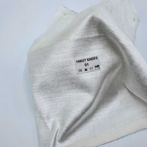 Yakut, canlı renkleri ve lüks kadife dokusuyla mekânlara sofistike bir şıklık ve zarafet katan premium döşemelik kumaş koleksiyonudur.