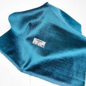 Ruby — это коллекция обивочных тканей премиум-класса, которые добавляют пространству утонченной элегантности и элегантности благодаря своим ярким цветам и роскошной бархатной текстуре.