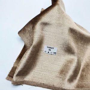 Ruby — это коллекция обивочных тканей премиум-класса, которые добавляют пространству утонченной элегантности и элегантности благодаря своим ярким цветам и роскошной бархатной текстуре.