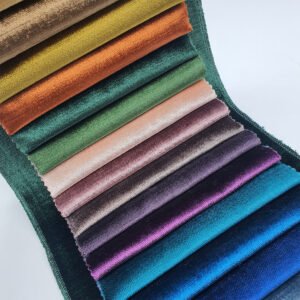 Yakut, canlı renkleri ve lüks kadife dokusuyla mekânlara sofistike bir şıklık ve zarafet katan premium döşemelik kumaş koleksiyonudur.